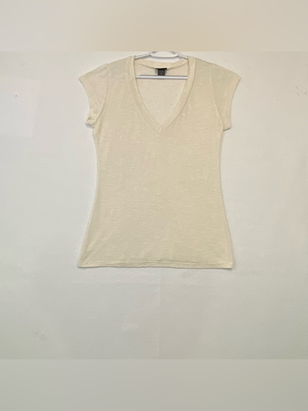 Dots Women’s Cream V Neck T Shirt. SZ XL